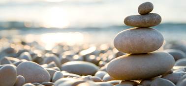 Pierres �quilibr�es sur une plage de galets au coucher du soleil